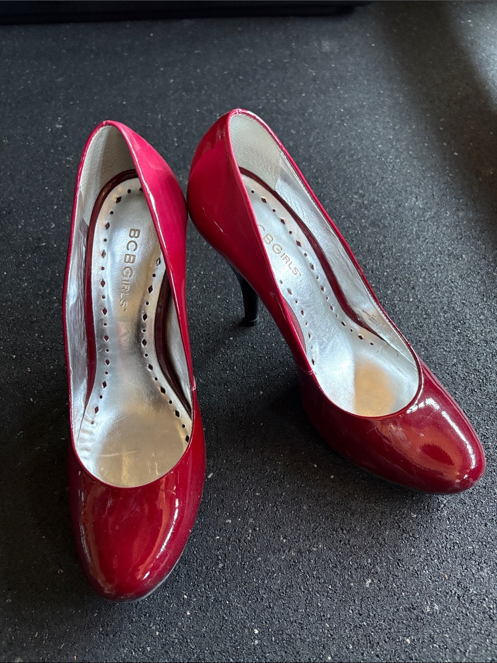 BCBGeneration Red-Pink Ombré Patent Leather Classic Round-Toe Heels